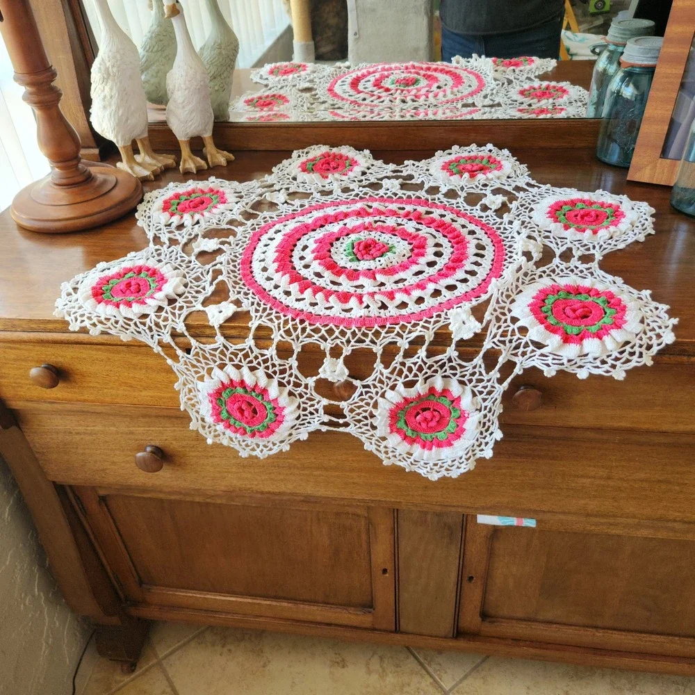 Vintage Crocheted Tablecloth Centerpiece Pink white‎ green 34